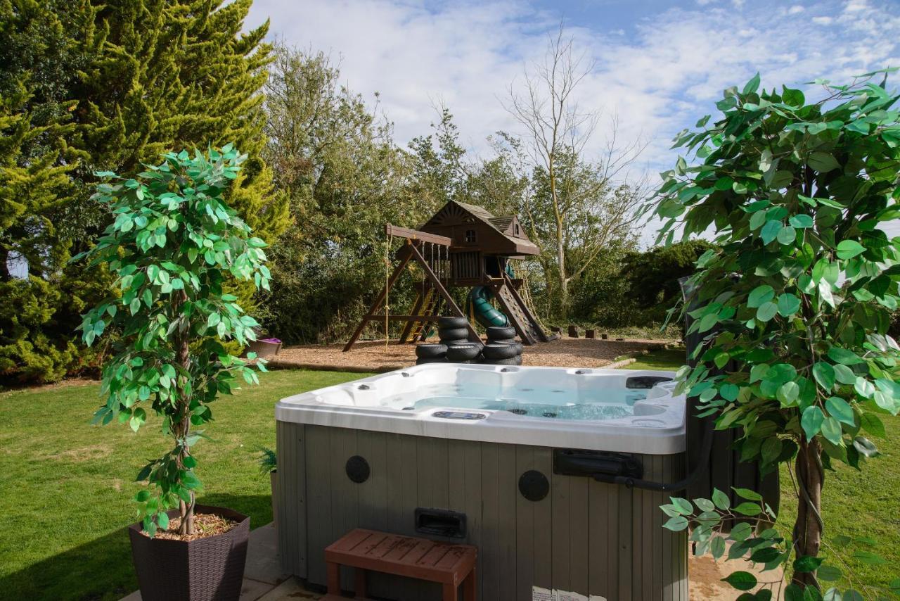 Deluxe 2 Bed Versace Bungalow Hot Tub, Sky Tv, Cinema Screen Saffron Walden Exterior photo