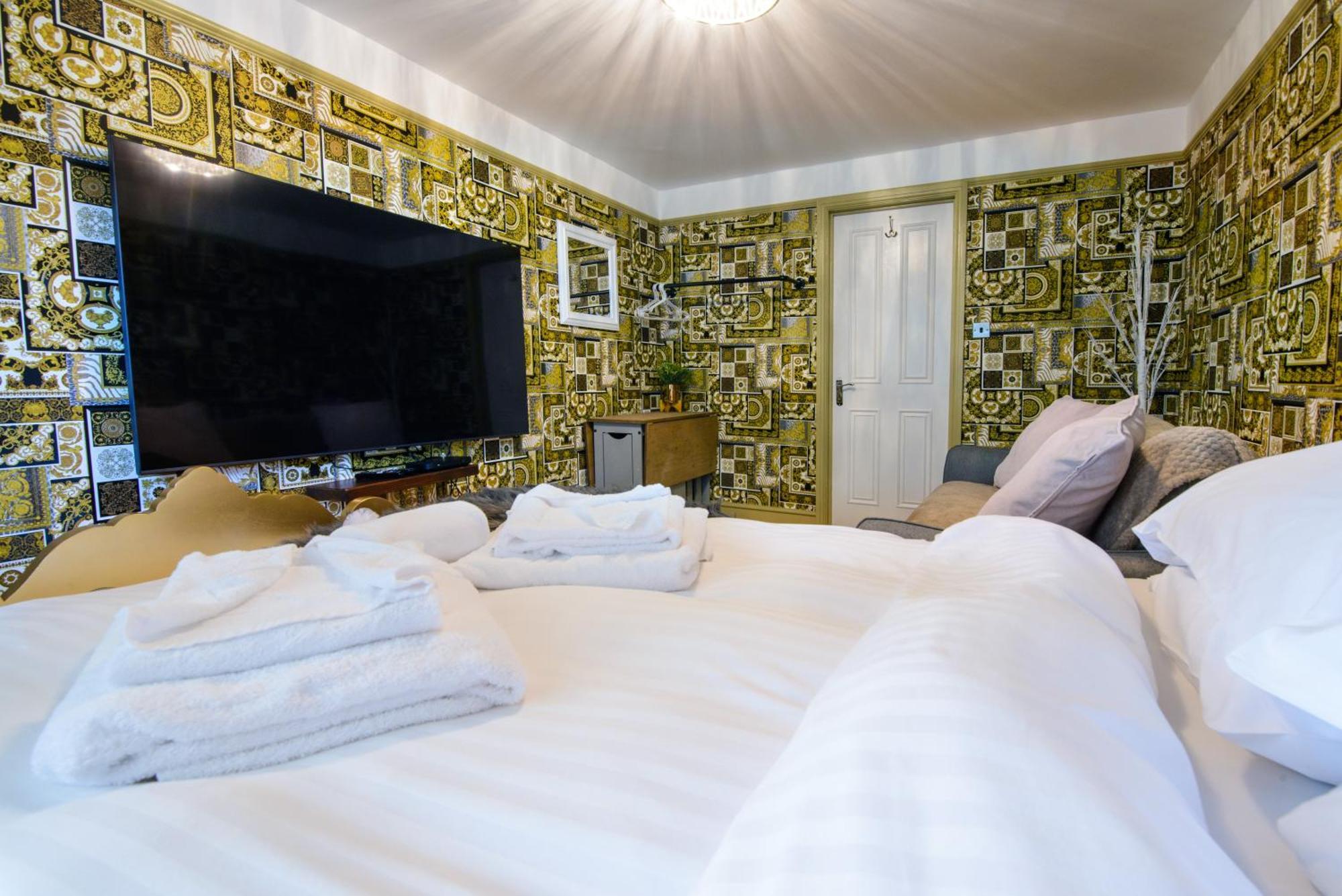 Deluxe 2 Bed Versace Bungalow Hot Tub, Sky Tv, Cinema Screen Saffron Walden Exterior photo